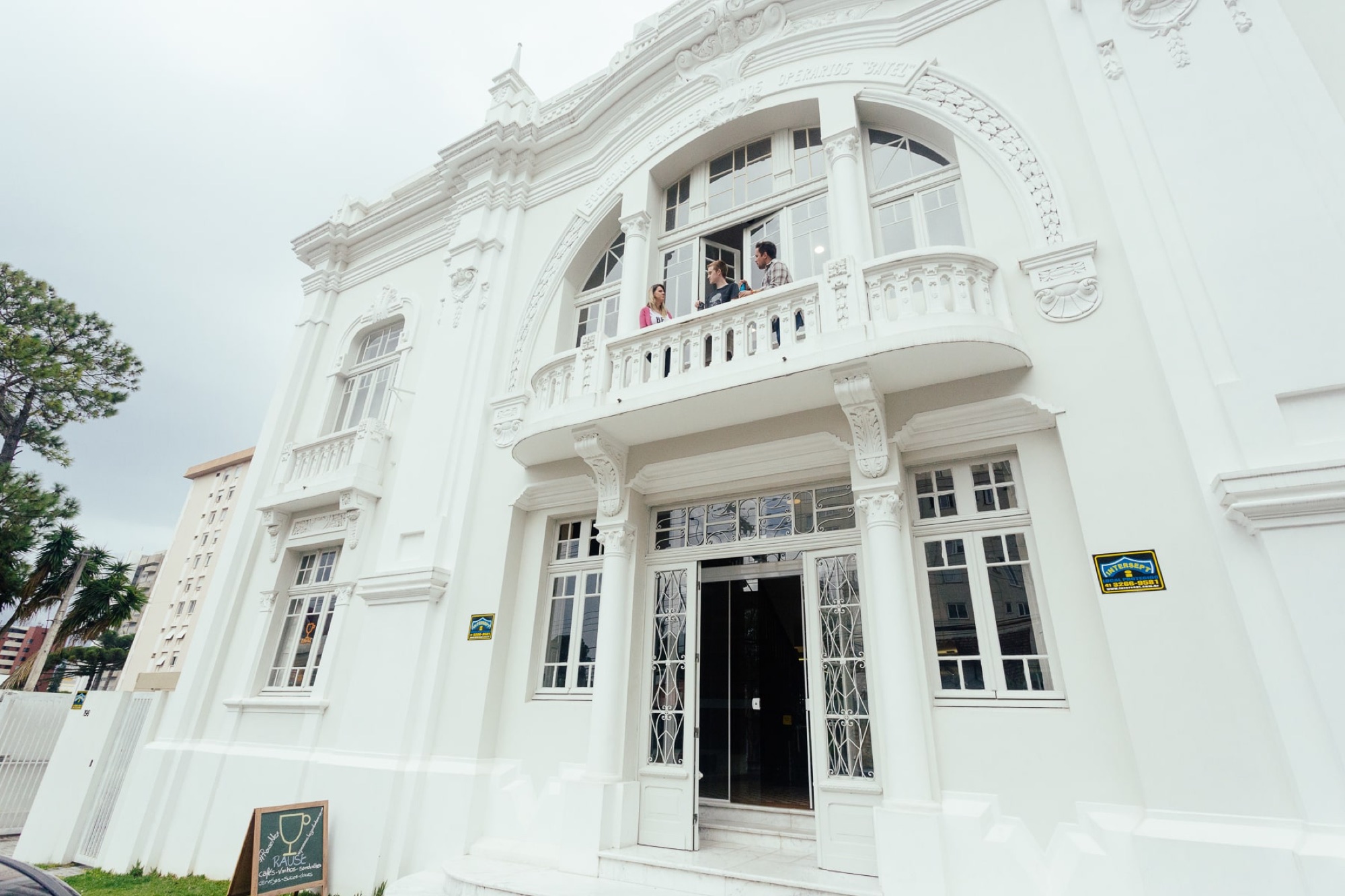 Entrada principal do edifício na Rua Francisco Rocha, no Batel